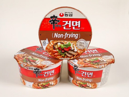 소비자들이 가장 선호하는 라면 브랜드는 진라면인 것으로 나타났다. 신라면은 인지도 1위를 차지했지만 선호도에서는 2위로 밀렸다. <농심 제공>